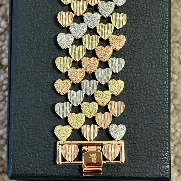 Beautiful Danbury Mint heart bracelet. Gold, silver and rose gold tones. - Picture 7 of 11